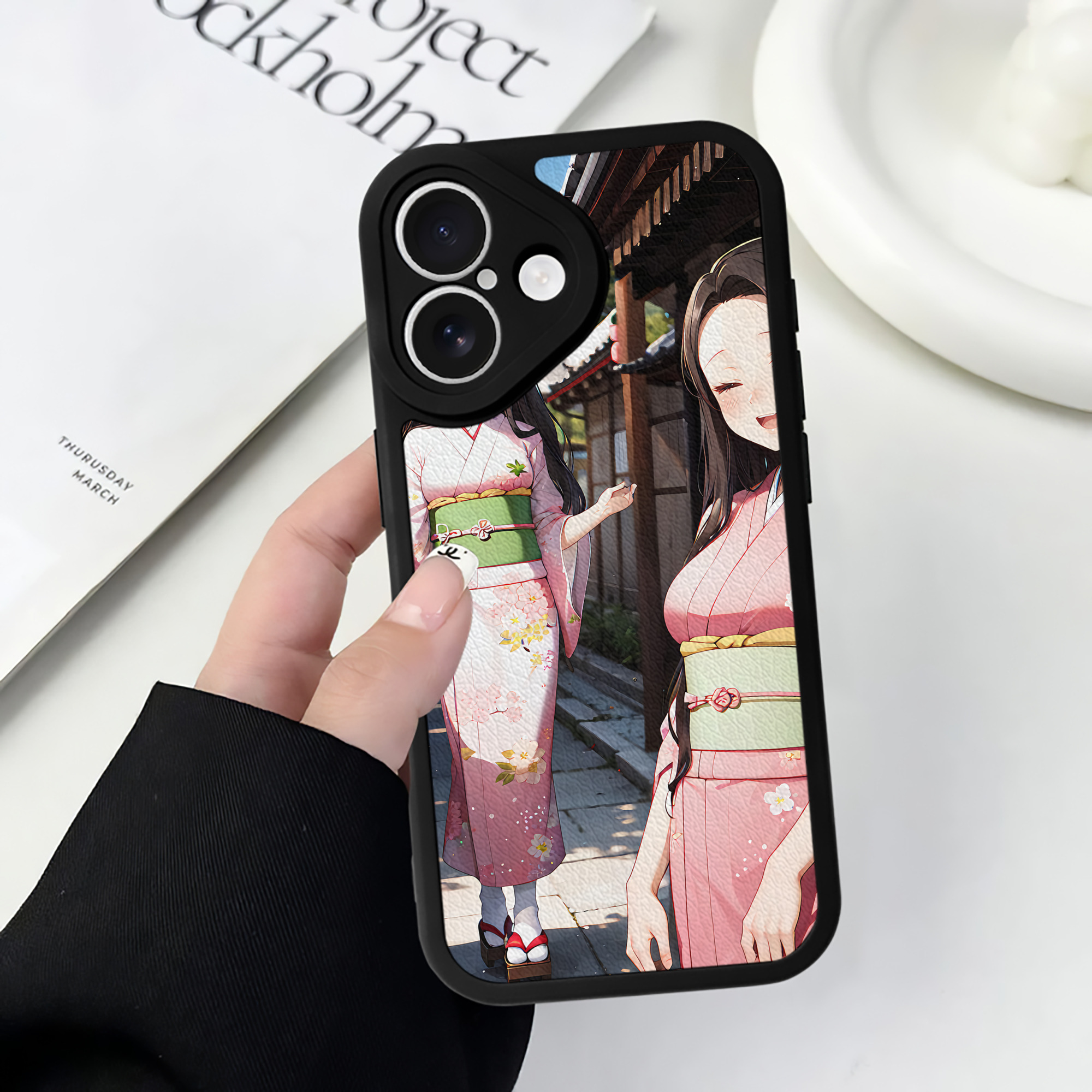 （画像用） 鬼滅の刃（きめつのやいば）竈門 禰󠄀豆子／かまど ねずこ Kamado Nezuko 【iPhone 16シリーズ対応】シリコンスマホケース（レザー調） 材質：シリコン